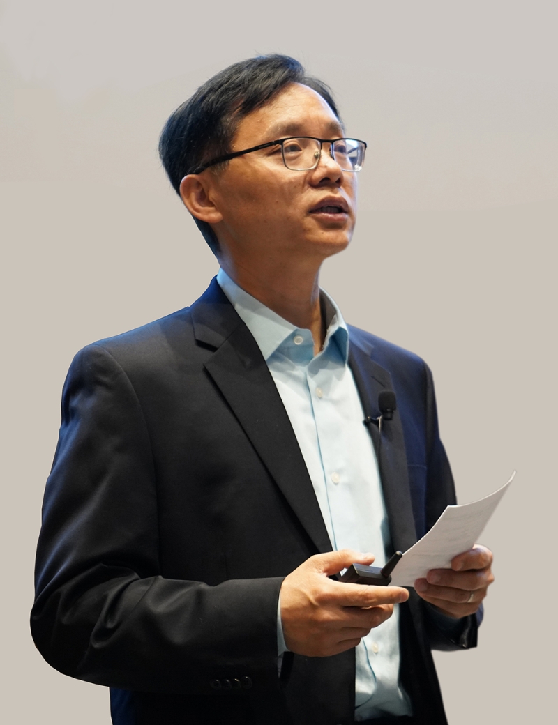 Portrait of Zhongjie Lin teaching