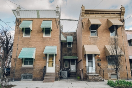 Two row houses with a smaller row house between them