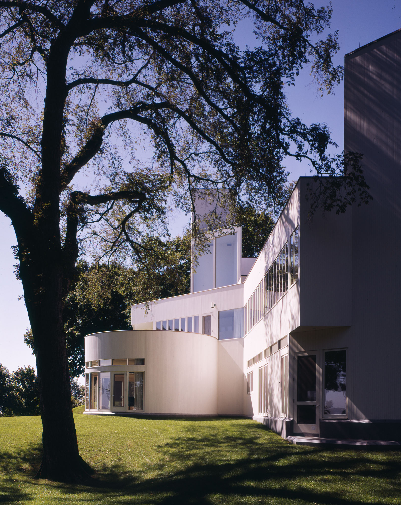 Color photograph of residence by Mitchell Giurgola