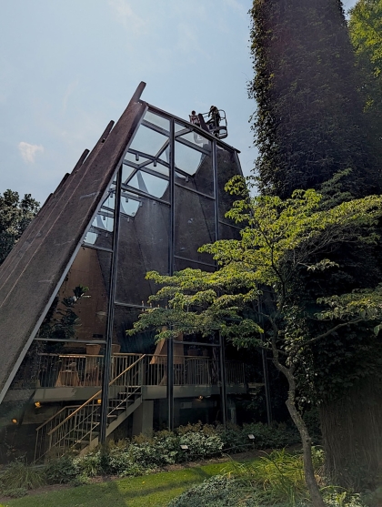 Roof observation using a lift at Temple Sinai. Image Source: Christopher Brandt, Bero Architecture.
