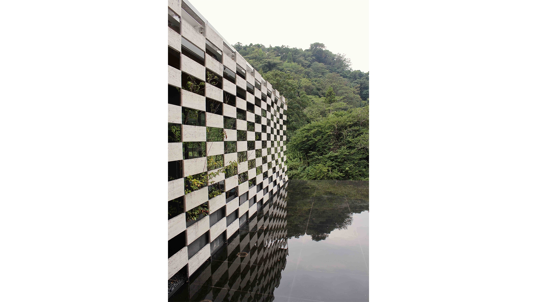 Lotus House, Zushi, Japan. Architect: Kengo Kuma. Photo: © Ariel Genadt