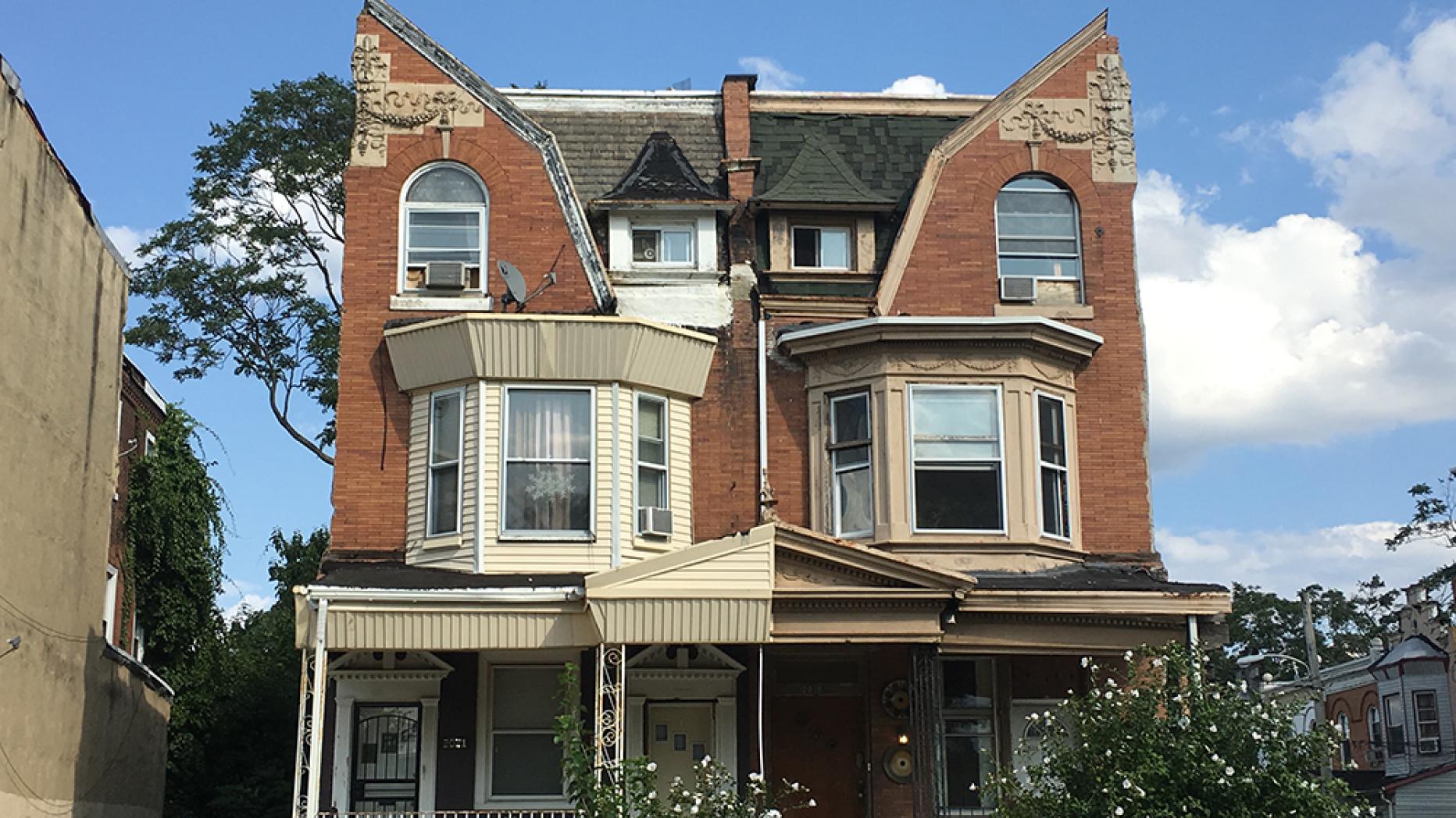 Philadelphia twin rowhouses that have had neighboring houses demolished 