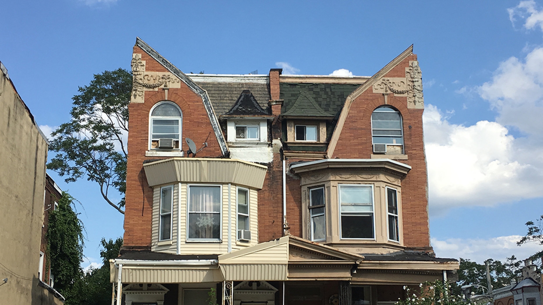 Philadelphia twin rowhouses where the neighboring homes have been demolished