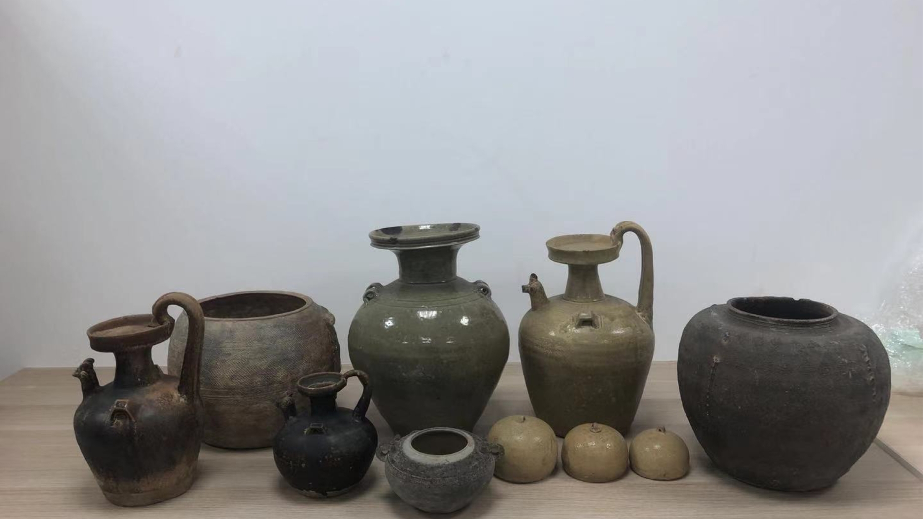 Collected porcelain jars, wine pots and cups. Credit to Zhu Li.