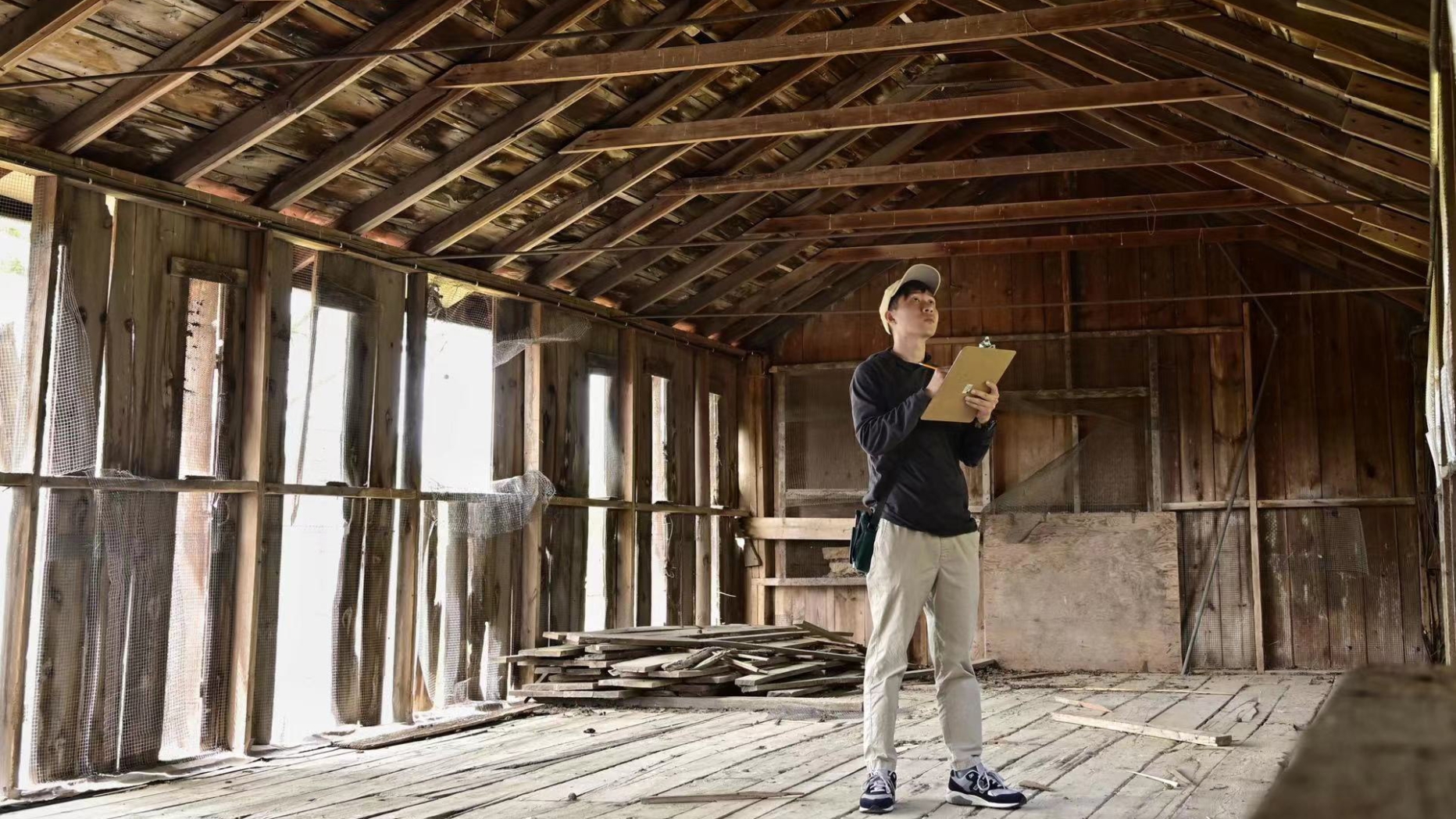 Shixin Zhao doing on site measurement of the hayloft part at the Midway Barn.