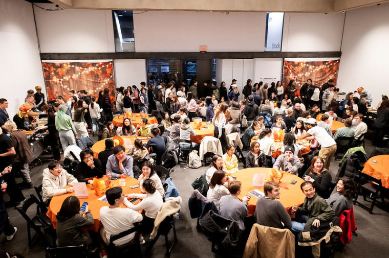 Students eating dinner at Weitzman Thanksgiving
