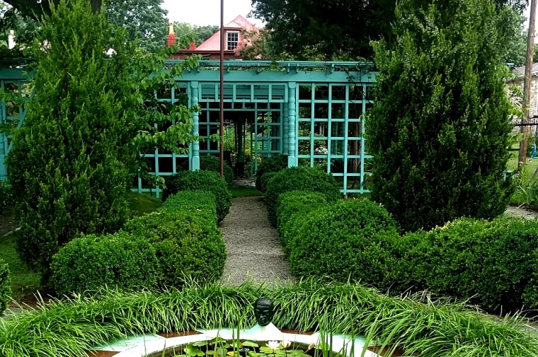 Anne Spencer Garden featuring a circular garden area