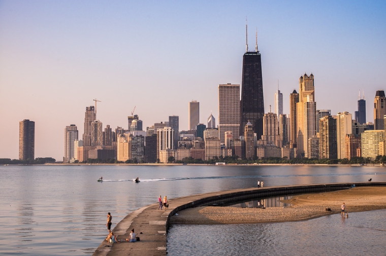Chicago skyline behind river