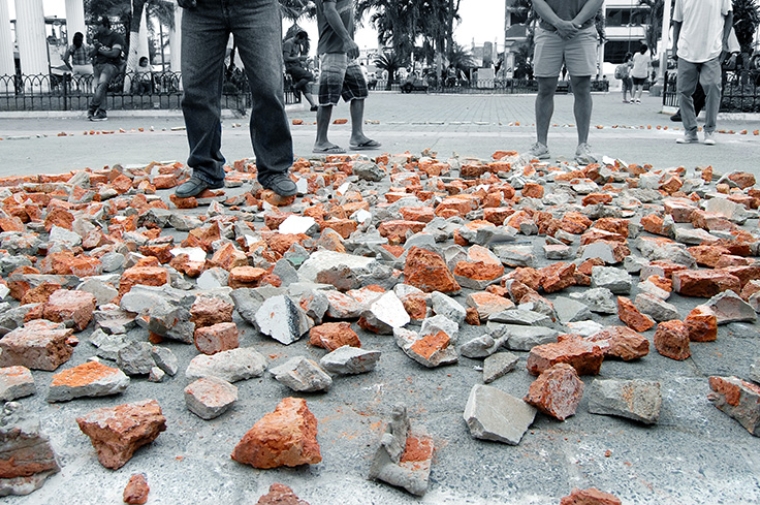 Installation made of rubble spread out in a circle