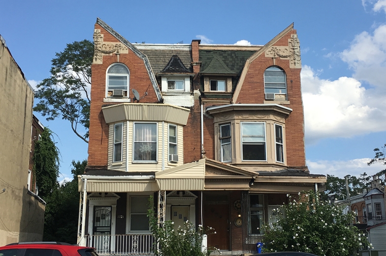 Philadelphia twin rowhouses that have had neighboring houses demolished 