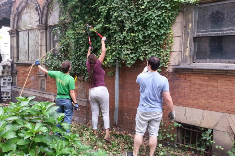 PennDesign Historic Preservation students volunteering at the Conkling-Armstrong house