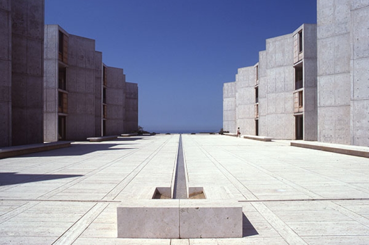 Courtyard that utilizes depth of field to play with sense of scale