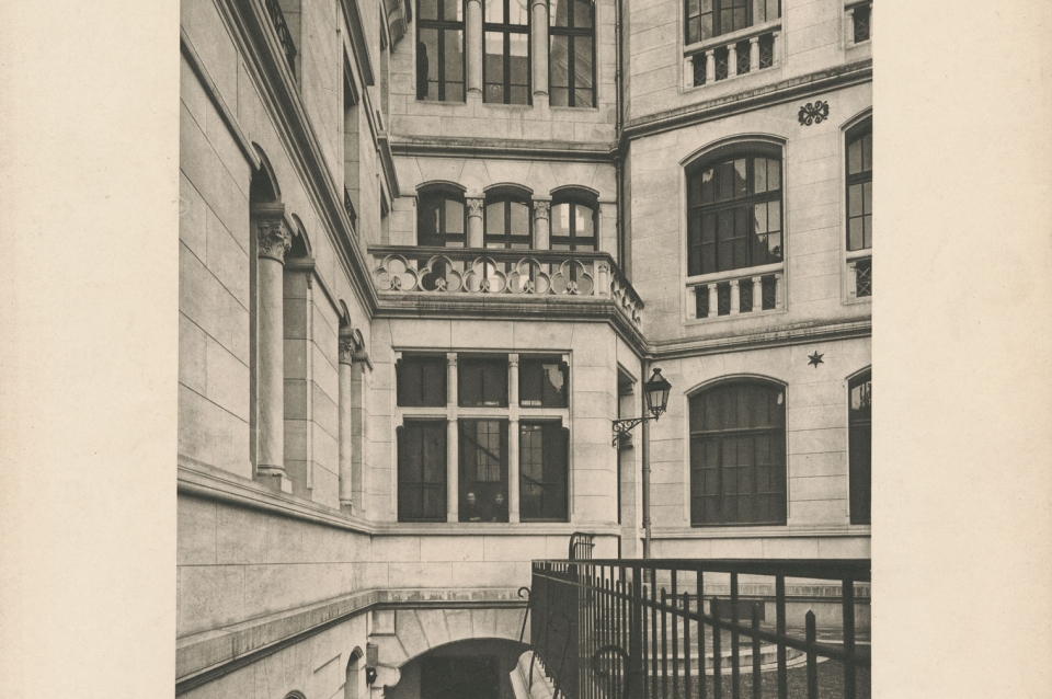 Image of the courtyard of an nineteenth century apartment building