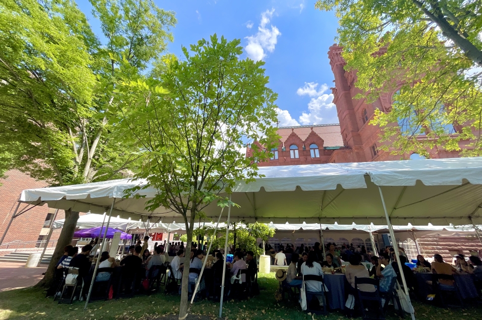Students eating lunch on the plaza.