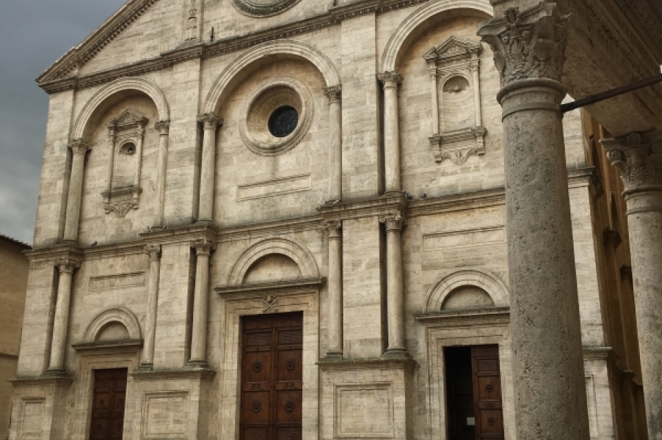 Duomo di Pienza and fountain, taken from the Piazza Pio II.