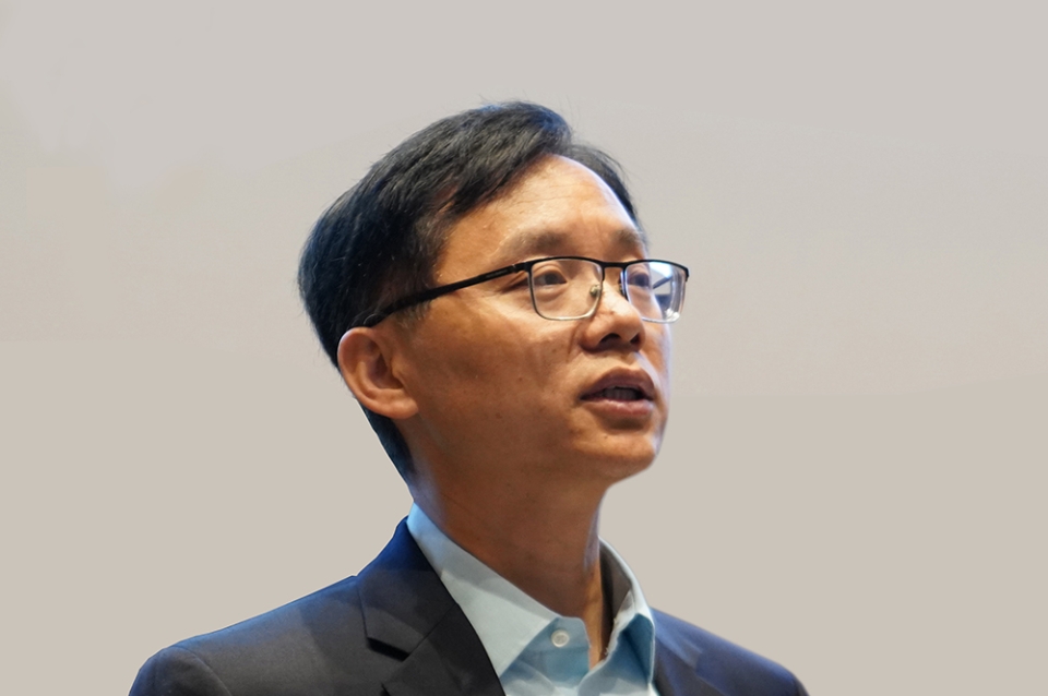 Portrait of Zhongjie Lin teaching