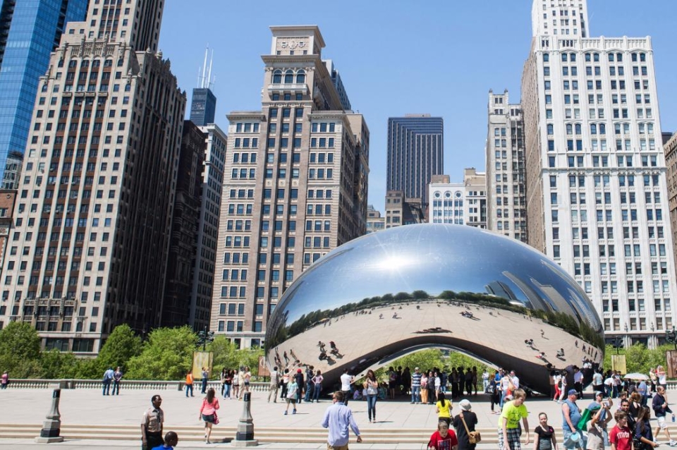 Chicago Bean Statue and skyline