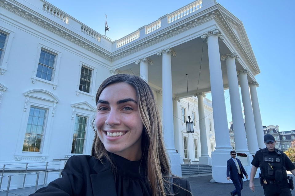 Student Ambassador Laura in front of the White Hosue