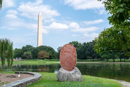 Thumbprint outdoor sculpture with Washington Memorial in the background