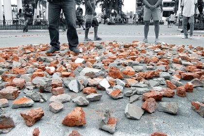 Installation made of rubble spread out in a circle