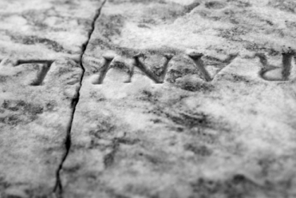 Close up of damage on Ben Franklin grave