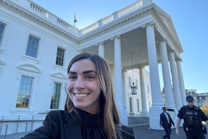Student Ambassador Laura in front of the White Hosue