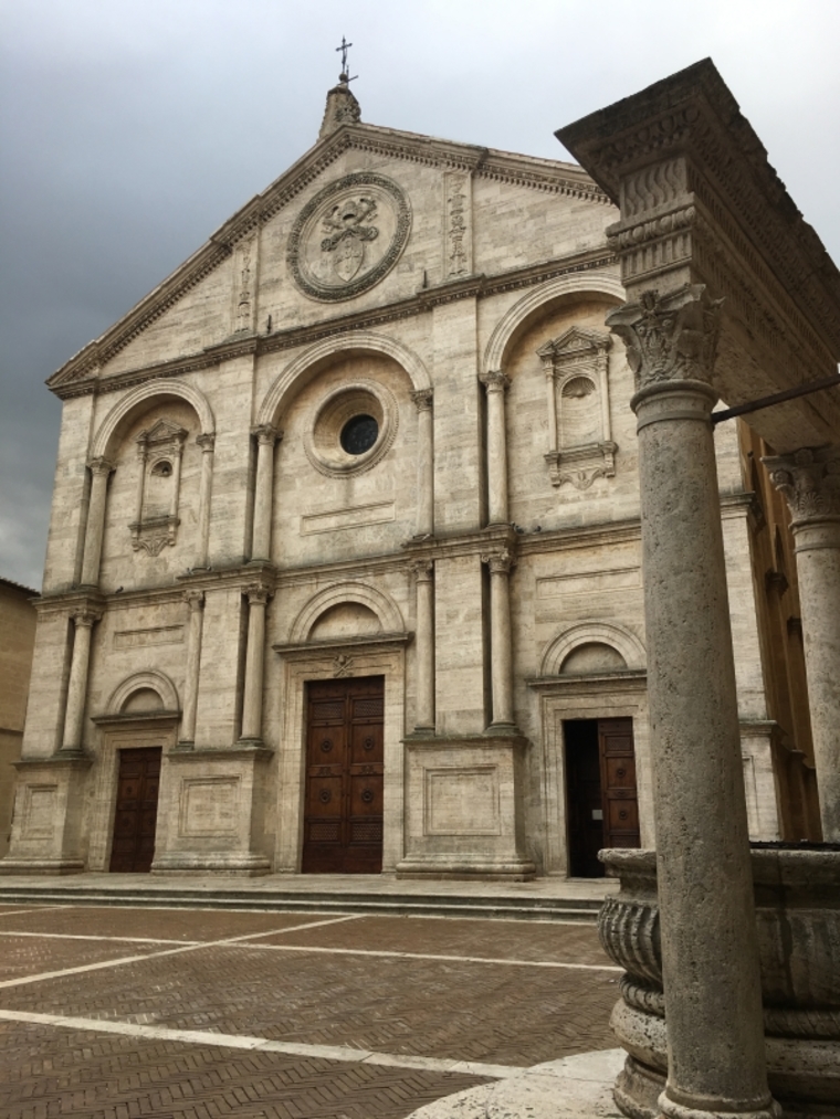 Duomo di Pienza and fountain, taken from the Piazza Pio II.