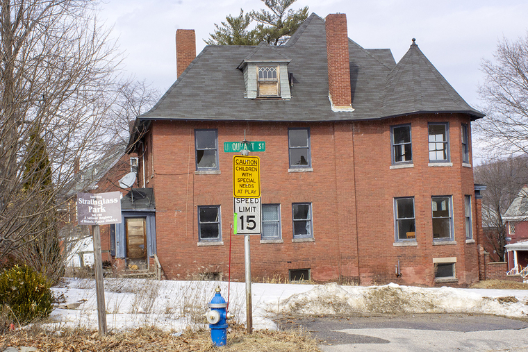 7 Erchles Street. Vacant, abandoned duplex exposed to the elements. Photo by author.