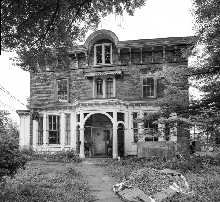 Southeast Facade of Ivy Lodge in 2022, with white painted exterior woodwork. Courtesy of Joseph E.B. Elliott.