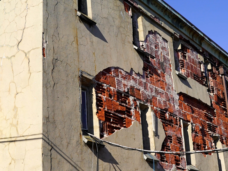 Cellblock 12, Eastern State Penitentiary. The deterioration of the exterior wall assembly of Cellblock 12 was the impetus for this thesis. The stucco has failed on the south side, exposing structural clay tile behind it.