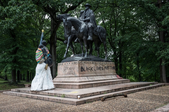 Pablo Machioli’s Madre Luz (2015), placed in front of the Robert E. Lee and Stonewall Jackson monument.