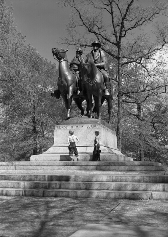 Monument depicting the Confederate generals Stonewall Jackson and Robert E. Lee.