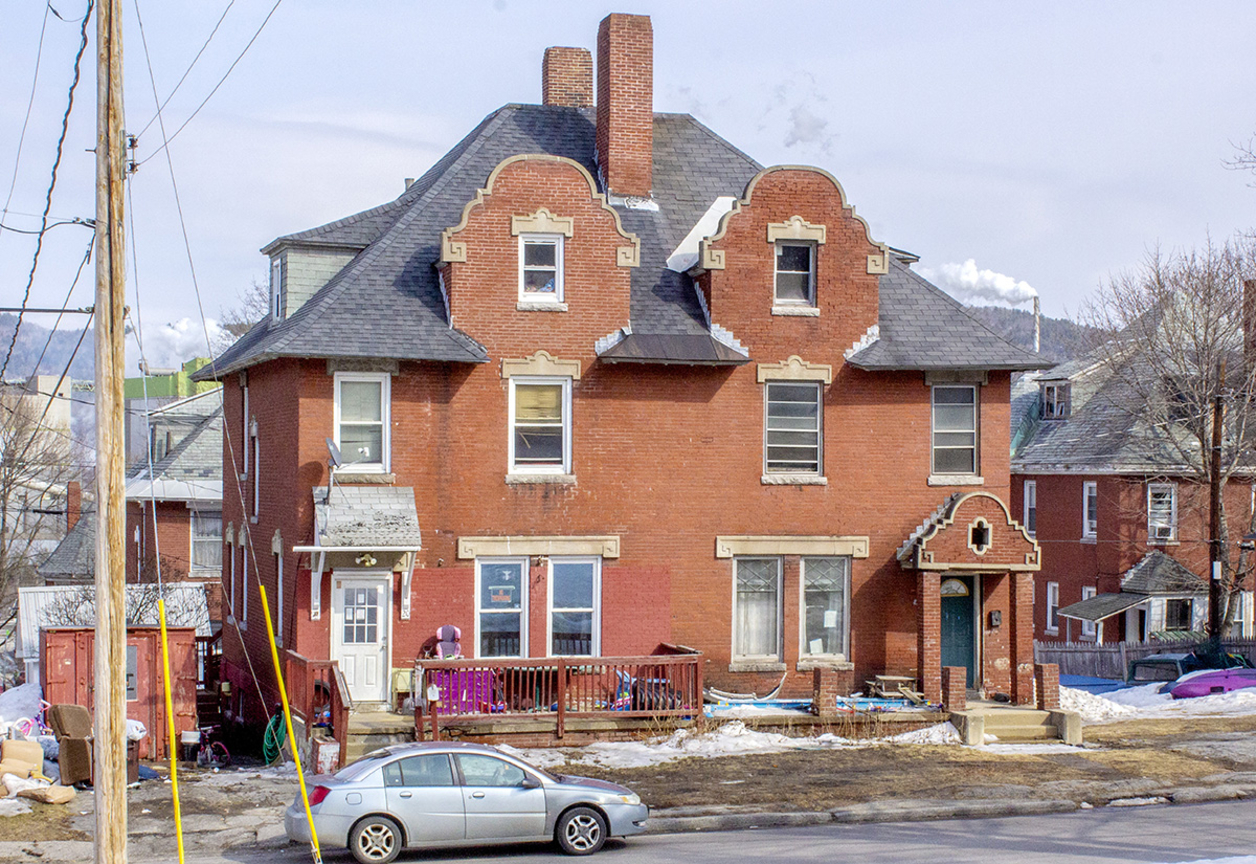 18/20 Lochness Road, 2022. Disjointed, replaced architectural detail. Photo by author.